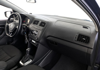 Подержанный автомобиль Volkswagen Polo Sedan 2017 года (11 фото)