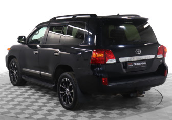 Подержанный автомобиль Toyota Land Cruiser Suv 2014 года (7 фото)