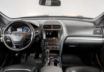 Подержанный автомобиль Ford Explorer 2018 года (15 фото)