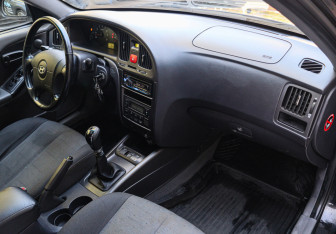 Подержанный автомобиль Hyundai Elantra Sedan 2004 года (10 фото)
