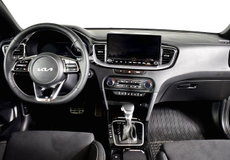 Подержанный автомобиль Kia Ceed Hatchback 2021 года (9 фото)