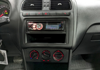 Подержанный автомобиль Volkswagen Polo Sedan 2011 года (23 фото)