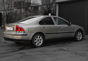 Подержанный автомобиль Volvo S60 2002 года (5 фото)