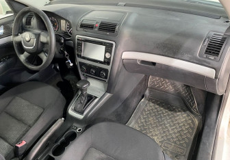 Подержанный автомобиль Skoda Octavia Liftback 2012 года (13 фото)