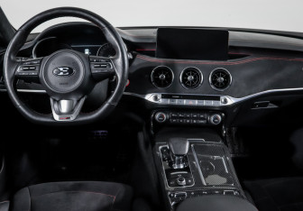 Подержанный автомобиль Kia Stinger 2021 года (12 фото)