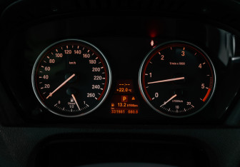 Подержанный автомобиль BMW X5 2010 года (14 фото)