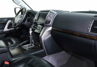 Подержанный автомобиль Toyota Land Cruiser Suv 2015 года (9 фото)