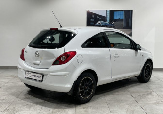 Подержанный автомобиль Opel Corsa 2011 года (5 фото)