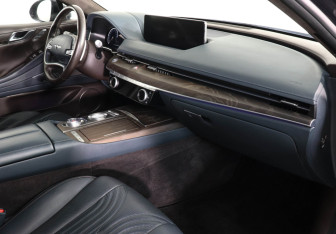 Подержанный автомобиль Genesis G80 2021 года (10 фото)