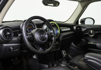 Подержанный автомобиль MINI Hatch 2019 года (9 фото)