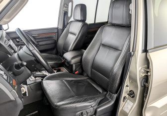 Подержанный автомобиль Mitsubishi Pajero 2008 года (20 фото)