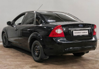 Подержанный автомобиль Ford Focus Sedan 2008 года (7 фото)