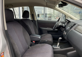 Подержанный автомобиль Nissan Tiida Hatchback 2010 года (22 фото)