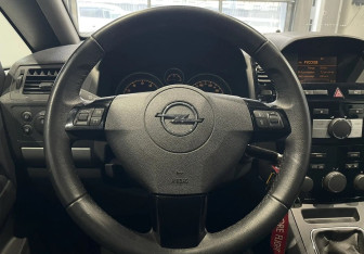 Подержанный автомобиль Opel Zafira Compactvan 2011 года (12 фото)