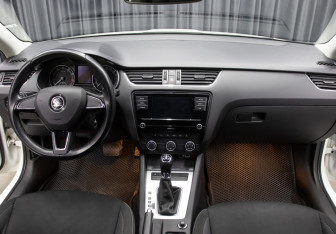 Подержанный автомобиль Skoda Octavia Liftback 2020 года (13 фото)