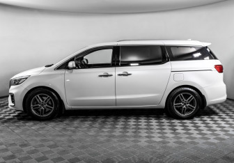 Подержанный автомобиль Kia Carnival 2019 года (8 фото)