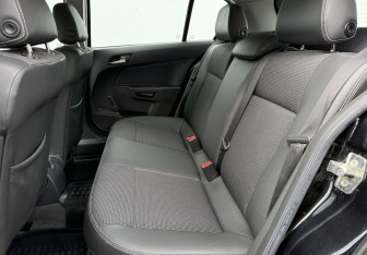 Подержанный автомобиль Opel Astra Hatchback 2008 года (11 фото)