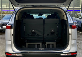 Подержанный автомобиль Kia Carnival 2021 года (10 фото)