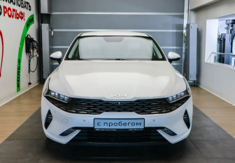 Подержанный автомобиль Kia K5 2022 года (2 фото)