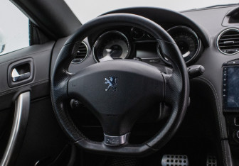 Подержанный автомобиль Peugeot RCZ 2011 года (15 фото)