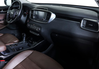 Подержанный автомобиль Kia Sorento 2017 года (12 фото)