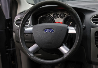 Подержанный автомобиль Ford Focus Sedan 2008 года (15 фото)