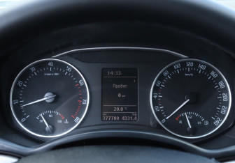 Подержанный автомобиль Skoda Octavia Liftback 2011 года (11 фото)