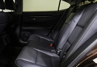 Подержанный автомобиль Lexus ES 2016 года (10 фото)