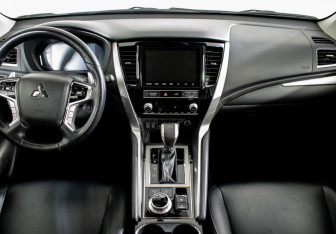 Подержанный автомобиль Mitsubishi Pajero Sport 2021 года (11 фото)