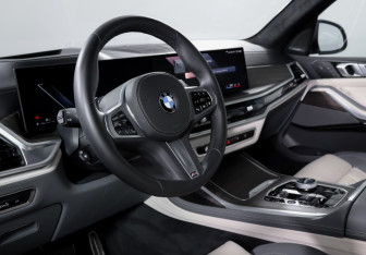 Подержанный автомобиль BMW X7 2024 года (14 фото)