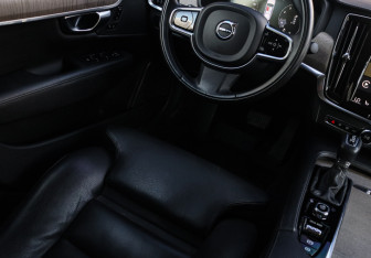 Подержанный автомобиль Volvo S90 2021 года (11 фото)
