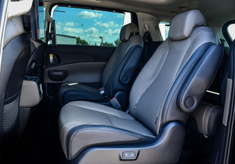 Подержанный автомобиль Kia Carnival 2024 года (12 фото)