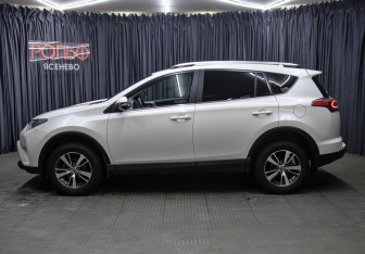 Подержанный автомобиль Toyota RAV4 2017 года (8 фото)