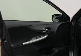 Подержанный автомобиль Toyota Corolla Sedan 2011 года (16 фото)