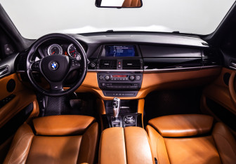 Подержанный автомобиль BMW X5 M 2012 года (11 фото)