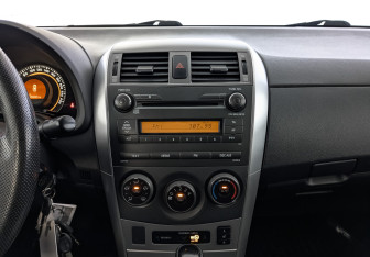 Подержанный автомобиль Toyota Corolla Sedan 2012 года (17 фото)