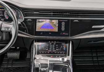 Подержанный автомобиль Audi Q8 2021 года (17 фото)