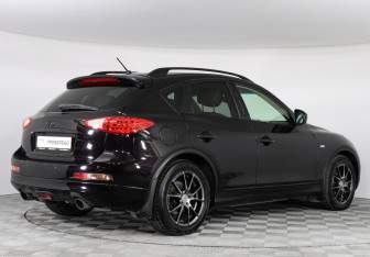 Подержанный автомобиль Infiniti QX50 2015 года (3 фото)