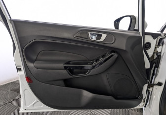 Подержанный автомобиль Ford Fiesta Sedan 2015 года (18 фото)