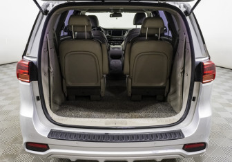 Подержанный автомобиль Kia Carnival 2019 года (18 фото)