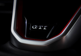 Подержанный автомобиль Volkswagen Golf GTI Hatchback 2021 года (19 фото)