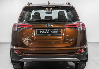 Подержанный автомобиль Toyota RAV4 2016 года (6 фото)
