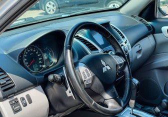 Подержанный автомобиль Mitsubishi Pajero Sport 2013 года (13 фото)