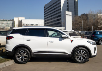 Подержанный автомобиль Geely Okavango 2024 года (3 фото)