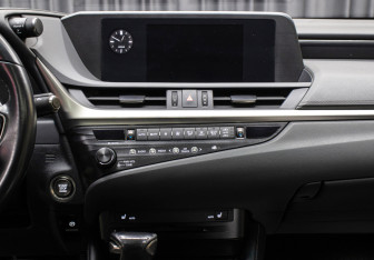 Подержанный автомобиль Lexus ES 2018 года (15 фото)