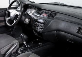 Подержанный автомобиль Mitsubishi Lancer Sedan 2005 года (9 фото)