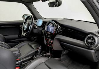 Подержанный автомобиль MINI Hatch 2021 года (12 фото)