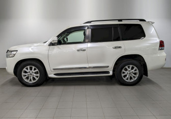 Подержанный автомобиль Toyota Land Cruiser Suv 2016 года (8 фото)