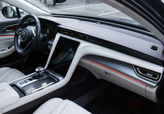 Подержанный автомобиль Hongqi H5 2024 года (8 фото)