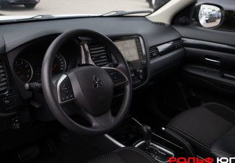 Подержанный автомобиль Mitsubishi Outlander 2022 года (9 фото)